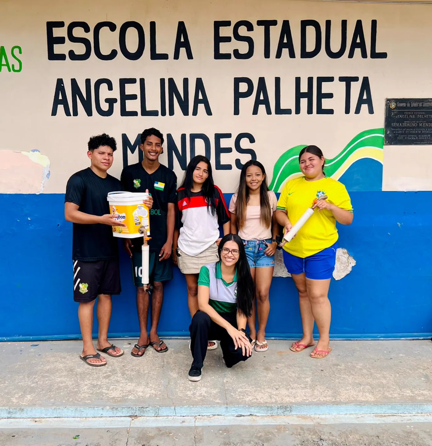 Equipe do projeto Biofiltro em frente à E.E. Angelina Palheta Mendes